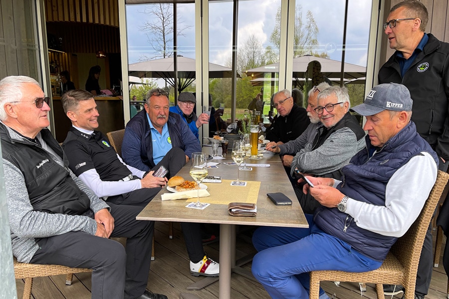 Männer am Tisch - Golfpark Bostalsee