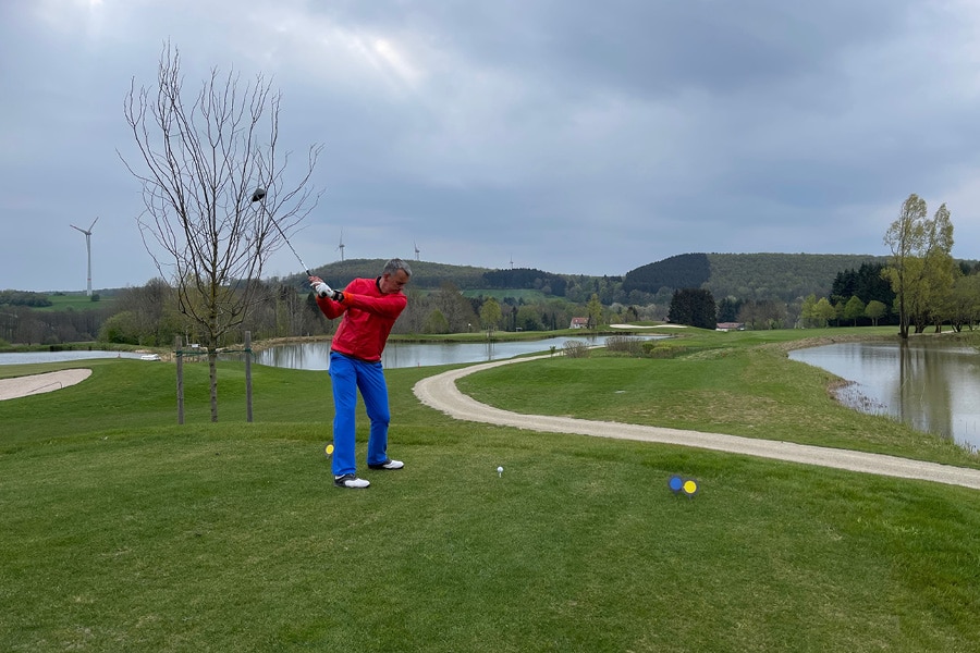 Mann spielt auf 18 Loch Platz - Golfpark Bostalsee