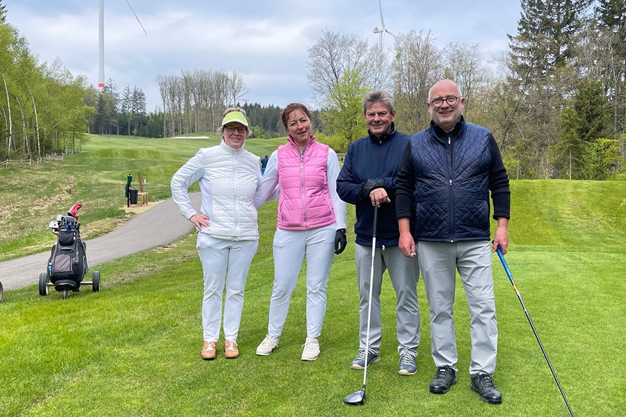 4 Leute spielen Golf - Golfpark Bostalsee