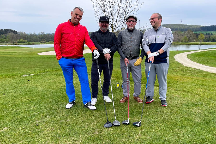4 Männer am Golf spielen - Golfpark Bostalsee