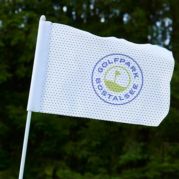 Fahne auf dem Golfplatz Golfpark Bostalsee