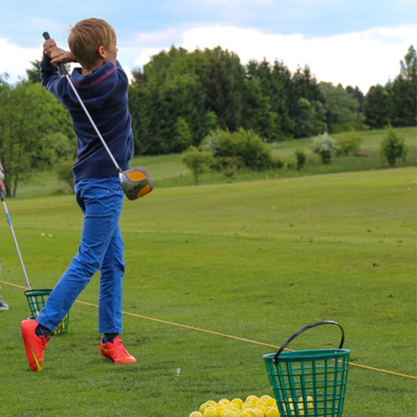 Junge am Golf spielen - Golfpark Bostalsee