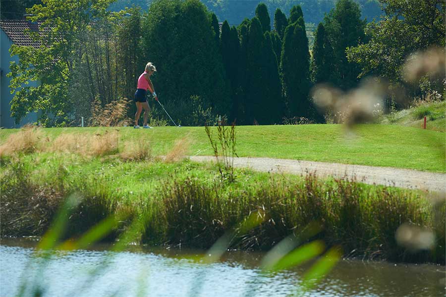 Frau am Golf spielen - Golfpark Bostalsee