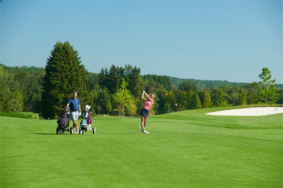 Zwei Leute beim Golf spielen - Golfpark Bostalsee