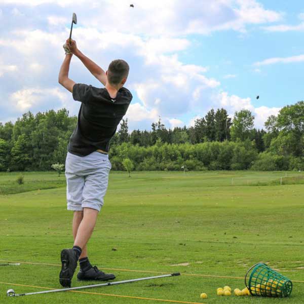 Junge spielt Golf - Golfpark Bostalsee