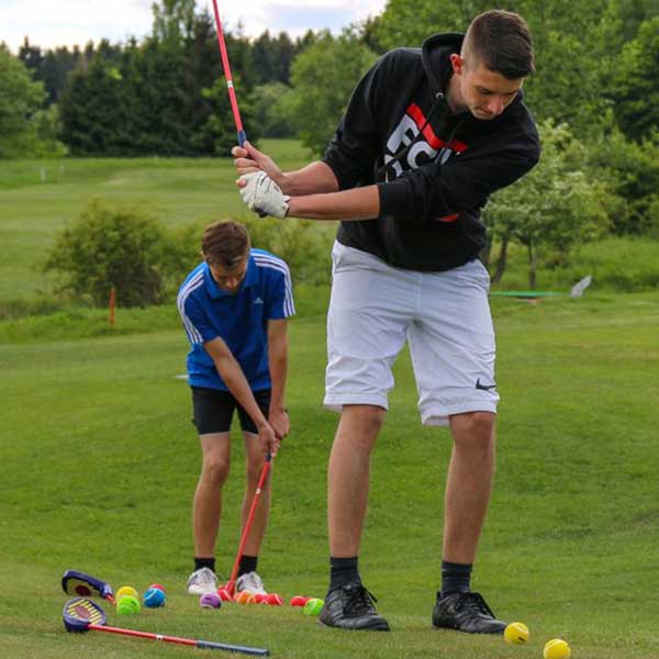 Zwei Kinder am Golf spielen - Golfpark Bostalsee