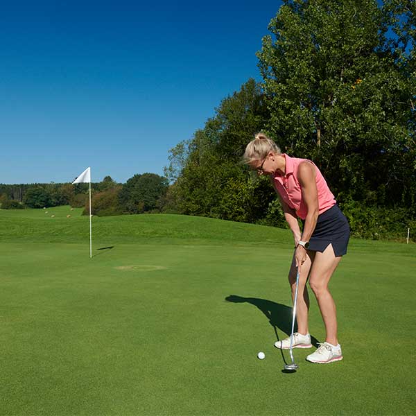 Frau spielt Golf - Golfpark Bostalsee