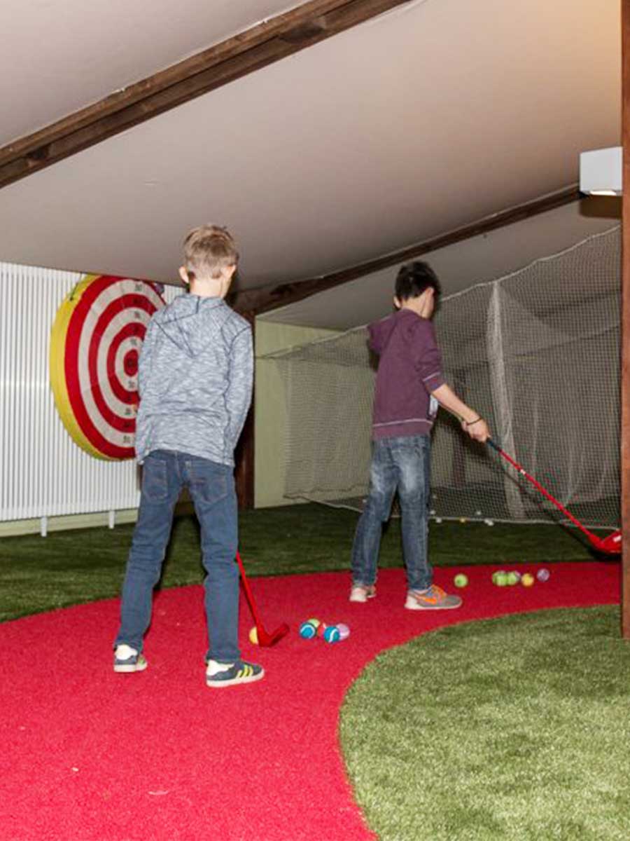 Zwei Kinder in der Indoor Golfanlage - Golfpark Bostalsee